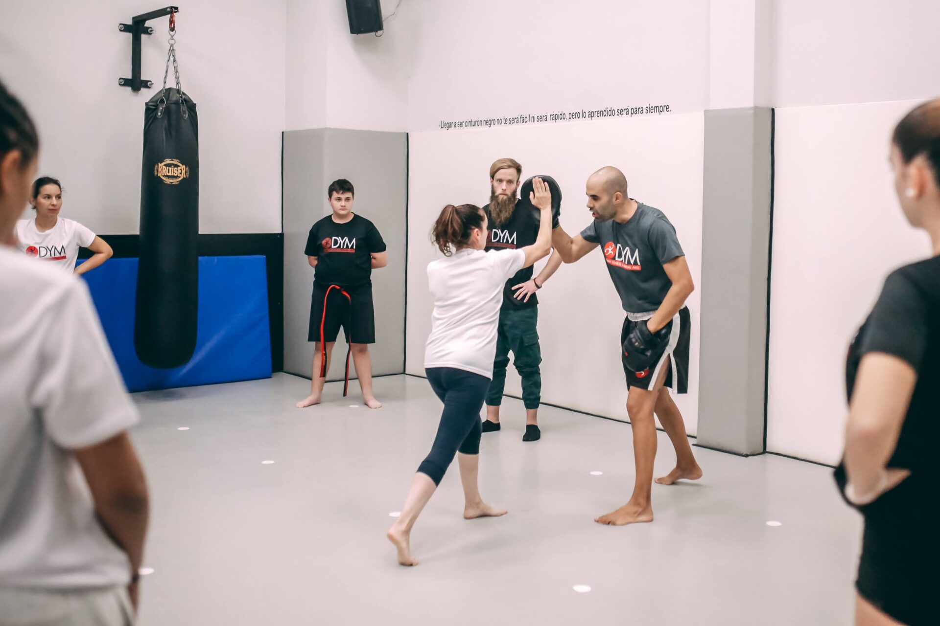Instructora de defensa personal femenina entrenando con una alumna en DYM Sitges