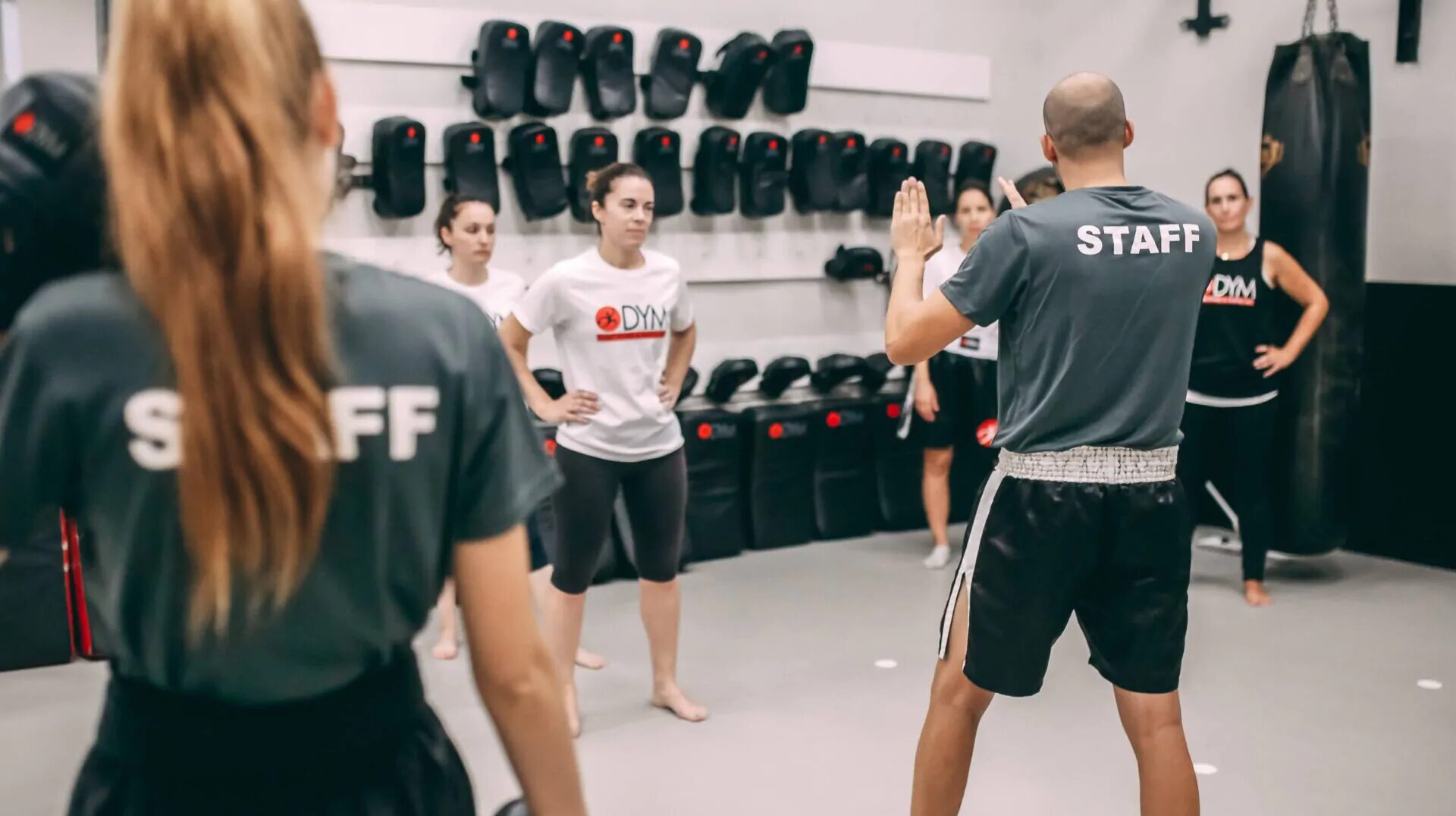 Clase de defensa personal femenina en DYM