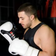 vista-lateral-joven-gafas_104894